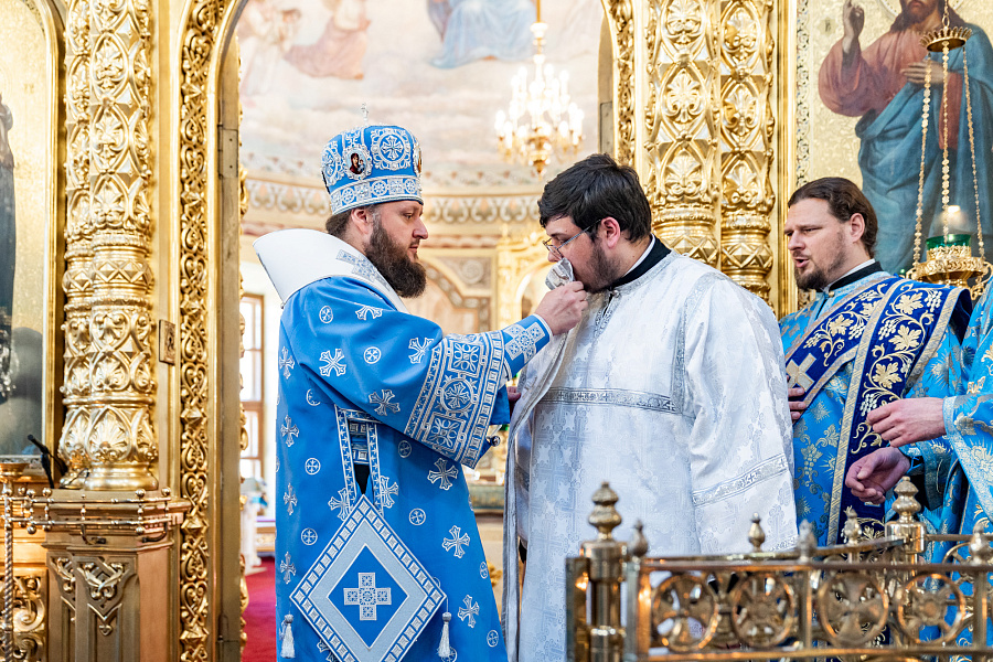 Архиерейское богослужение в праздник Успения Пресвятой Богородицы в Троицком кафедральном соборе Подольска